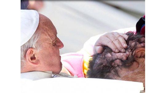 Abrazo del papa a un hombre enfermo conmueve al mundo