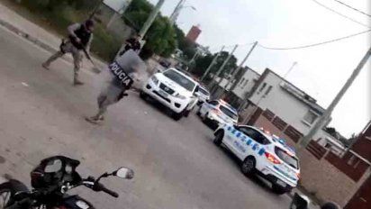 70 personas atacaron a la policia; que respondio con armas no letales