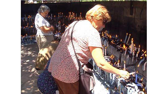 Miles de fieles hicieron sus pedidos a la Virgen de Lourdes