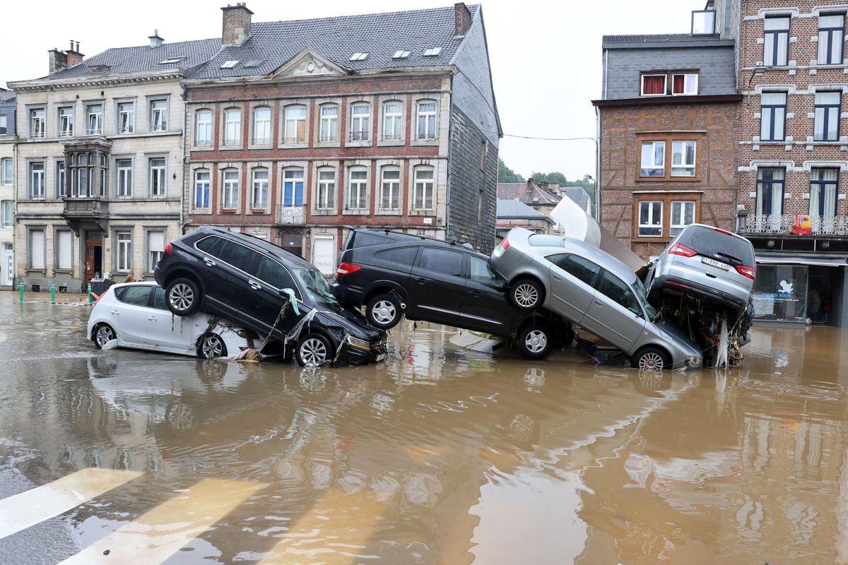 Automóviles apilados junto al agua en una rotonda en la ciudad belga de Verviers