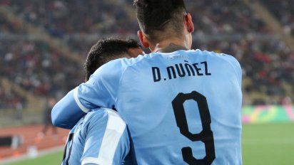 Darwin Núñez y Leo Fernández celebran uno de los goles ante Perú en el debut. es la socieddad clave del gol para los celestes en el torneo.&nbsp;
