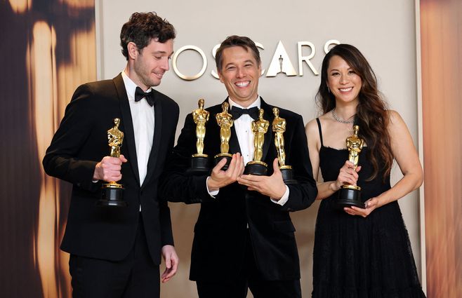 Sean Baker, director de Anora, con sus Óscar. Foto: AFP.