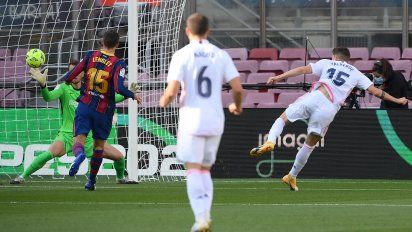 La pelota ya salió de los pies de Valverde y va a la red del Barcelona. Era el 0-1. Es el primer uruguayo que marca en este clásico&nbsp;