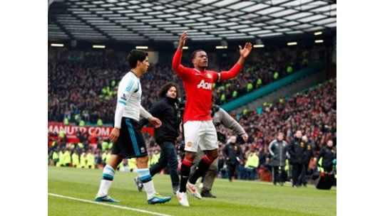 Suárez rechazó saludo a Evra y éste festejó el triunfo en su cara