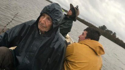 rescatan a hombre que paso toda la noche sobre un arbol en el rio queguay