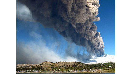 Alerta roja por riesgo de erupción de volcán Copahue en Chile