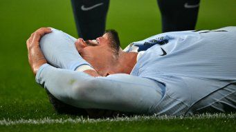Foto: AFP. Joaquín Piquerez lesionado en el partido de Uruguay ante Inglaterra.