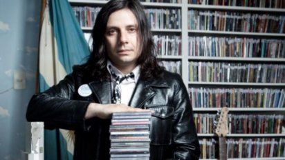 Humberto Cristian Aldana tiene 48 años.&nbsp;Estudió publicidad y cine hasta que se decidió por ser músico. Su hermana Fernanda también fue fundadora de la banda en 1987