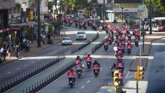 Movilización de repartidores por 18 de Julio tras el homicidio de un delivery en Carrasco Norte. Foto: FocoUy