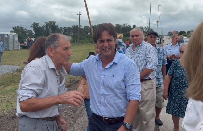 Lacalle Pou llegando a Treinta y Tres, este jueves 27 de febrero, de mañana.