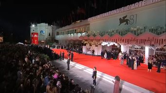 bajo el telon en venecia: almodovar con el leon de oro por la habitacion de al lado, su primer film en ingles