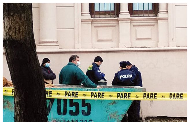 Policías de la seccional 1ª de Paysandú mirando los restos óseos/ El Telégrafo