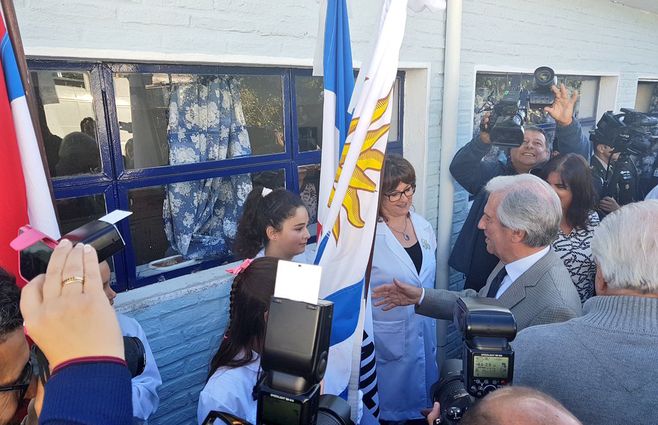 Tabaré Vázquez visitando la escuela primaria de La Macana