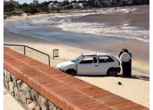 Cruzó la rambla, rompió el muro y terminó en la playa