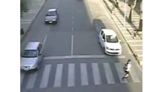 Violento choque a una niña que cruzaba la calle por una cebra