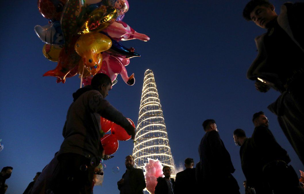 Un hombre vende globos mientras los iraquíes se reúnen alrededor de la ciudadela de Arbil, la capital de la región autónoma kurda del norte de Irak.