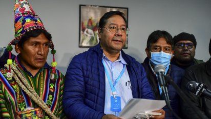 Arce, al centro, comparece con sus aliados pol&iacute;ticos tras conocerse los resultados.