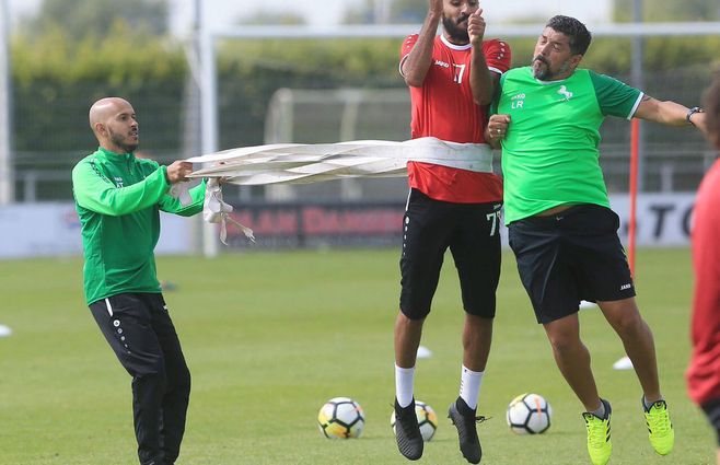 Leonardo Ramos entrenando a sus jugadores. El plantel árabe hizo la pretemporada en Amsterdam.