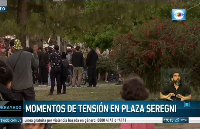 En la jornada del lunes, varias horas después del incidente, centenares de personas volvieorn a Plaza Seregni en protesta por lo ocurrido y que provocó once detenidos.