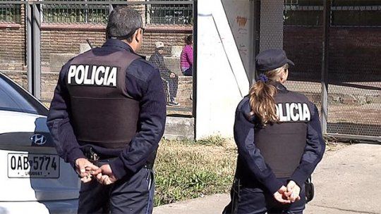 policias espaldas