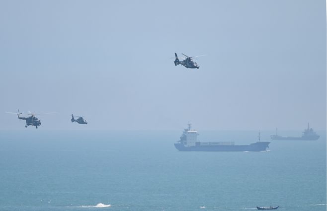 Helicópteros de la Armada de China sobrevuelan el mar cerca de Taiwán. AFP.