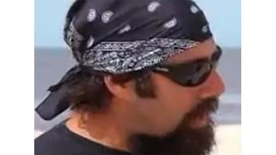 Guardavidas de día y líder metalero por las noches