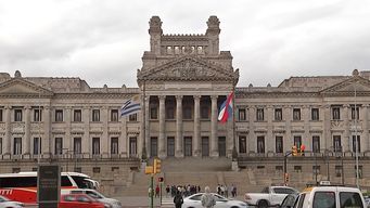 uruguay es el unico pais de sudamerica con democracia plena, segun the economist