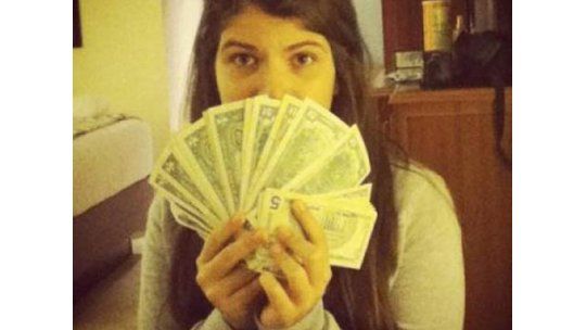 Foto de hija de Chávez con un fajo de dólares desata polémica