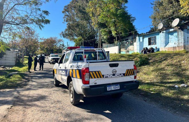 Foto: Subrayado. Escena de la balacera, en el barrio Tres Ombúes de Montevideo.