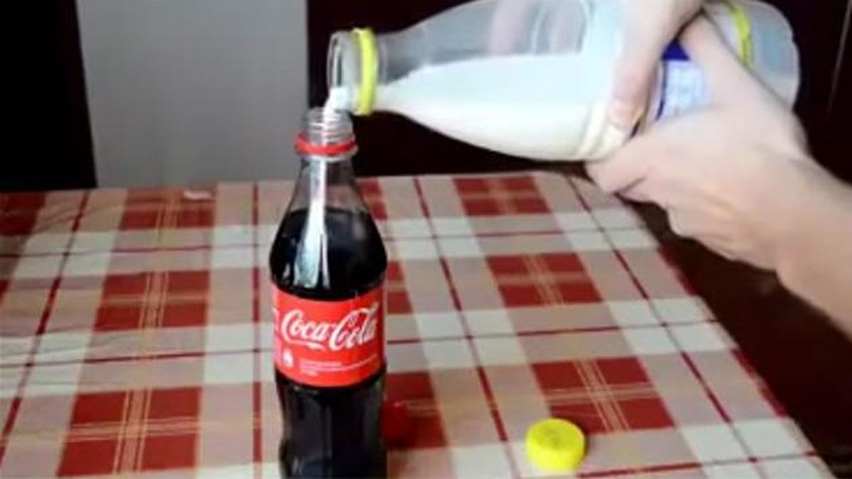 Qué pasa si se mezcla leche con Coca-Cola?