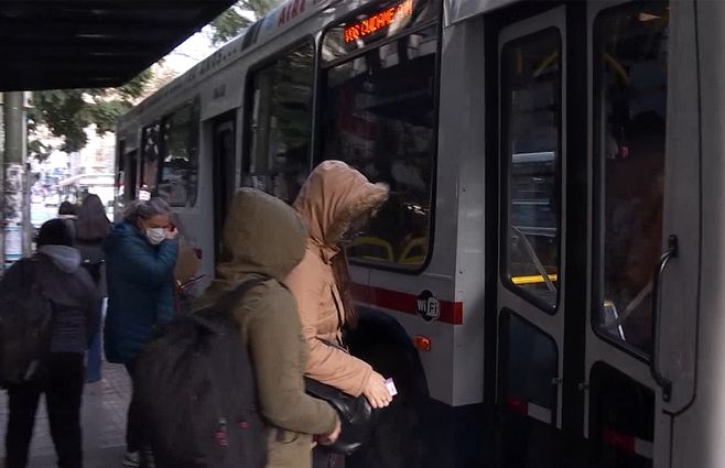 gente-omnibus-parada-tapaboca.jpg