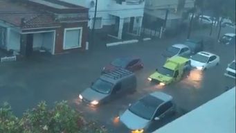 bomberos evacua a residentes de zonas afectadas por las inundaciones en piriapolis
