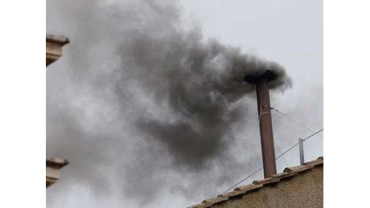 Segundo humo negro: no hay Papa por el momento