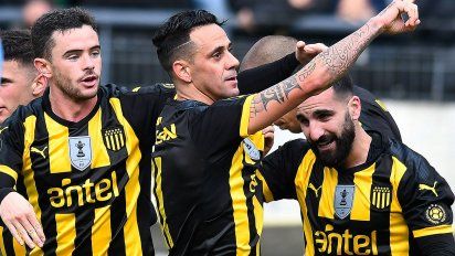 con goles de estoyanoff y gabriel fernandez, penarol gano 3 - 0 wanderers