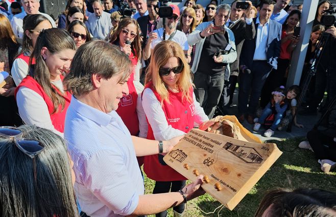 Lacalle Pou en Villa Constitución. Foto: Sergio Senisa. 