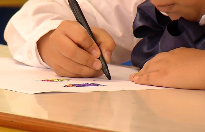 niño-escuela-dibujo-clase-alumno