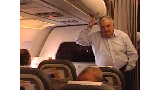 Mujica partió hacia Chile para viajar a la Antártida con Piñera