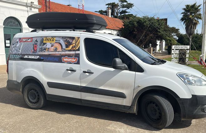 Foto: Aduanas. Camioneta en la que los delincuentes hacían el reparto, según los investigadores.