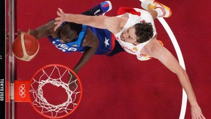Pau Gasol disputa una pelota con el NBA Draymond Jamal Green. El catalán no salió a jugar el segundo tiempo.