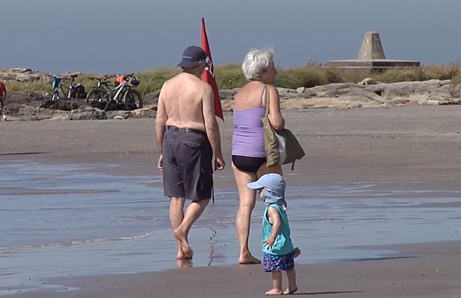 ABUELOS-EN-LA-PLAYA--OLA-DE-CALOR.jpg