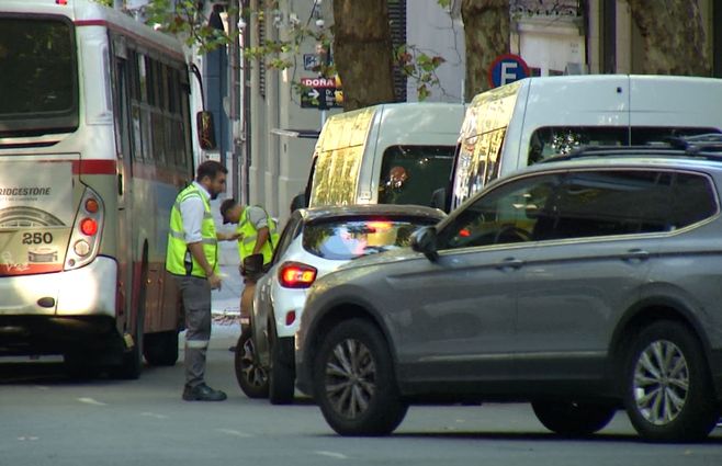 Controles por estacionamiento en doble fila frente a colegios (foto) y por estacionar arriba de las veredas.