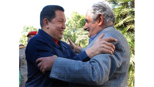 Mujica viajó a Venezuela y se reunió con Chávez