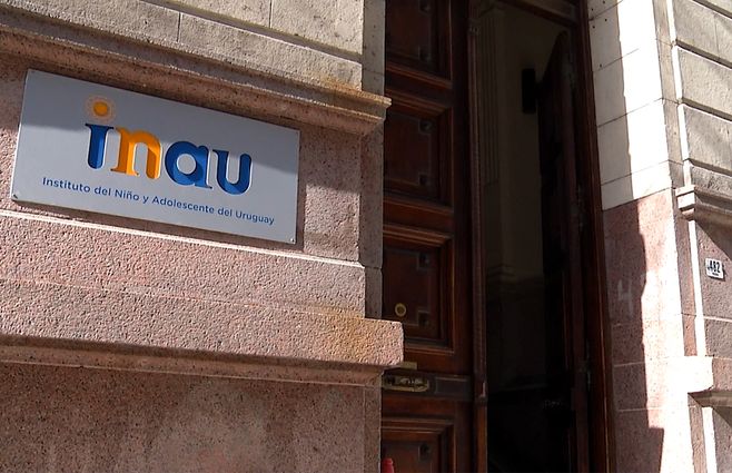 inau-puerta-fachada.jpg