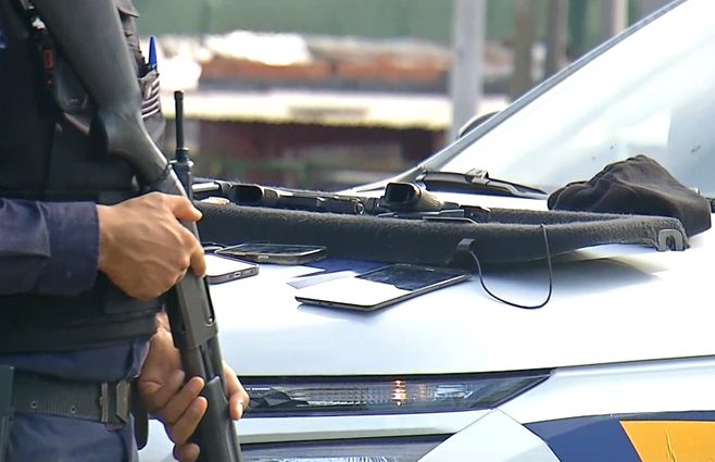 Persecución terminó con un policía detenido por llevar un arma requerida por hurto