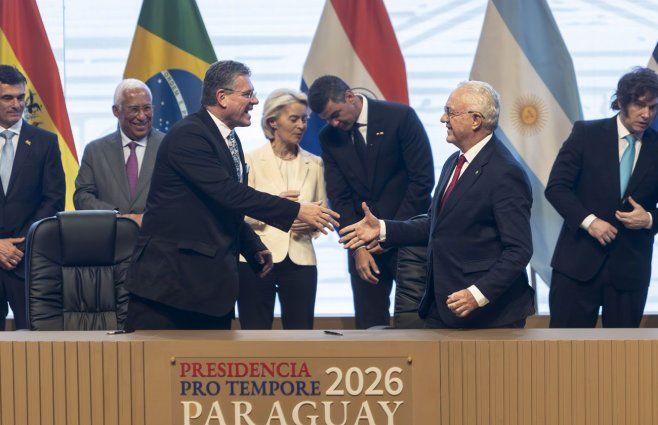 Canciller Mario Lubetkin en la firma del acuerdo Mercosur - Unión Europea. Foto: Presidencia.