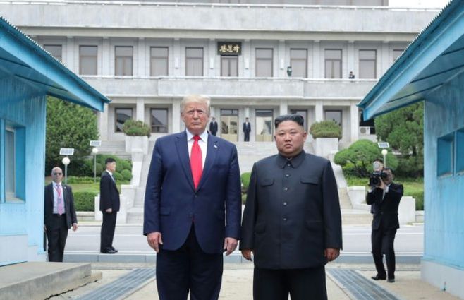 El presidente de Estados Unidos, Donald Trump, y el líder norcoreano Kim Jong Un, durante su último encuentro, el 30 de junio de 2019 en la Zona Desmilitarizada que divide la península coreana
