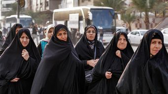 iran disuelve la policia de la moral tras casi tres meses de protestas por muerte de una joven