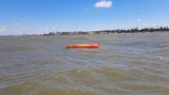 El kayak dado vuelta en el agua, frente a la costa de Punta Gorda. Foto: Armada Nacional, Prefectura.