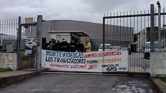 Sindicato bloque ingreso a MontevideoGas. Foto: sindicato, enviada a Subrayado.