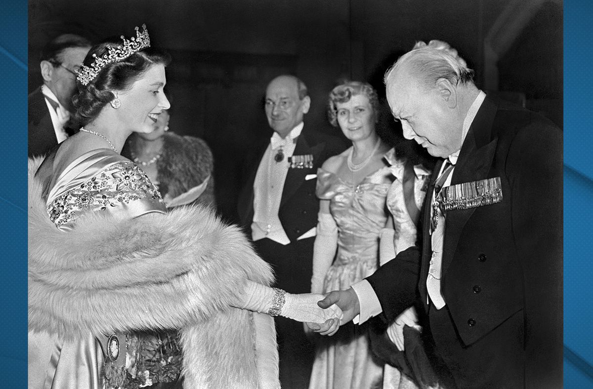 La princesa Isabel de Gran Bretaña saluda a Winston Churchill en una recepción en el Guildhall, el 23 de marzo de 1950 en Londres. En el fondo se puede ver al Primer Ministro Sr. Atlee y su esposa, la Sra. Atlee. Foto: AFP